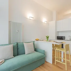 Apartment A Step From The By Rent, Como